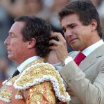 José María Manzanares hijo corta la coleta a su padre, el maestro José María Manzanares
