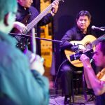 El musicólogo Francisco Bautista acompañado de su grupo musical artístico.