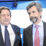 Ussía, junto a Carlos Lesmes, ayer, en la sede del periódico