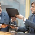 Jesús Eguiguren e Iñaki Oyarzabal, durante la firma del documento que garantizará a Patxi López el apoyo suficiente para ser investido lendakari