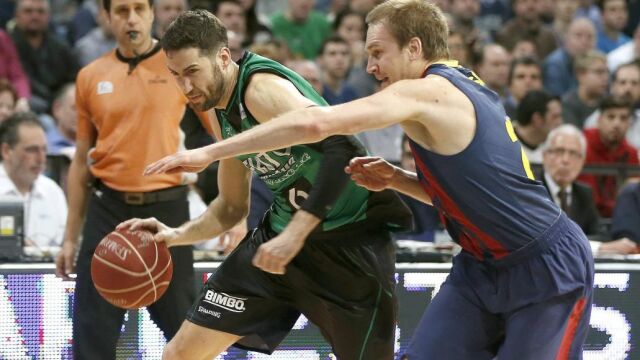 El jugador del Fiatc Joventut Sergi Vidal (i) intenta avanzar ante la oposición de Brad Oleson, escolta del FC Barcelona