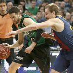 El jugador del Fiatc Joventut Sergi Vidal (i) intenta avanzar ante la oposición de Brad Oleson, escolta del FC Barcelona