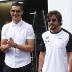 Cristiano Ronaldo se acercó a saludar y a pasar un rato con Fernando Alonso antes de la carrera