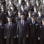 El secretario de Estado de Seguridad, Francisco Martínez (c), el director general de la Policía, Ignacio Cosidó (a su dcha), posan para la foto de familia de la II Convención de Mandos de la Policía Nacional, que reúne en Madrid a más de 300 responsables policiales
