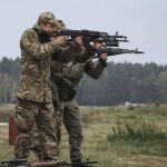 Soldados de la Guardia Nacional en su base en Novi Petrivtsi cerca de Kiev (Ucrania)