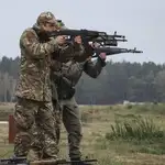 Soldados de la Guardia Nacional en su base en Novi Petrivtsi cerca de Kiev (Ucrania)