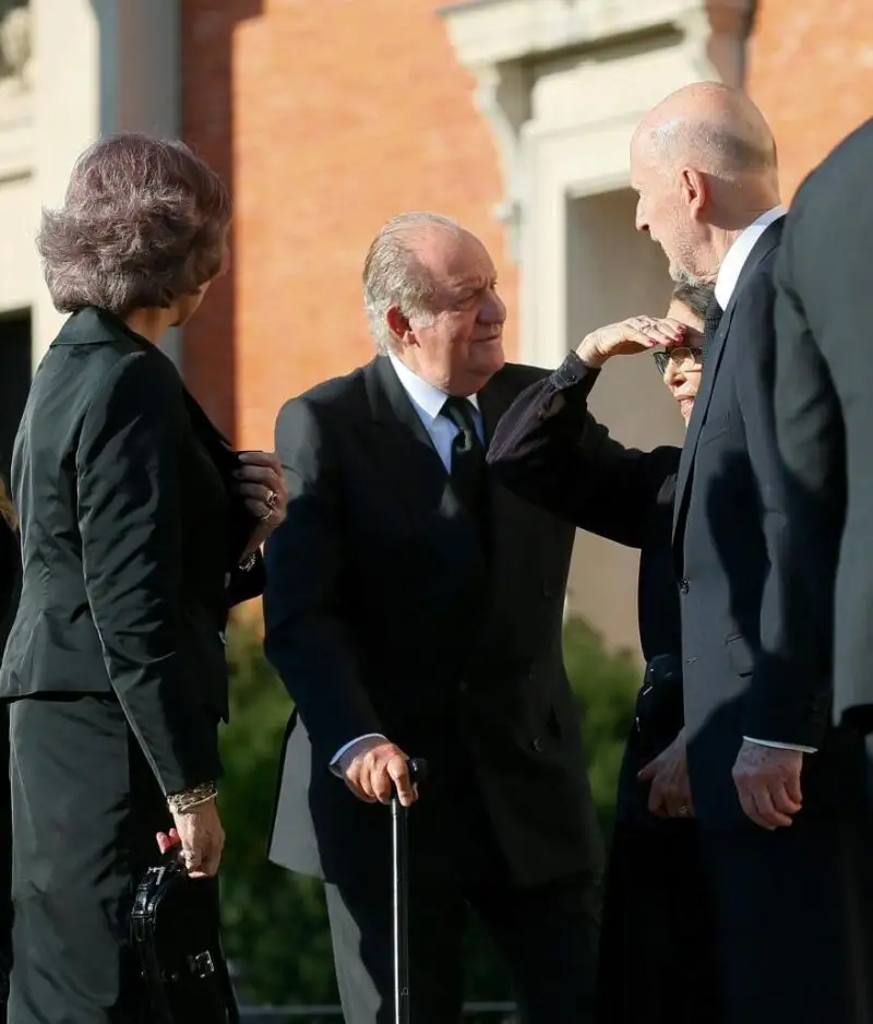 El Rey don Juan Carlos acompañado por la reina doña Sofía,iz., conversa Simeón de Bulgaria,d.
