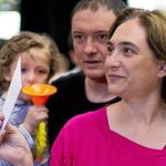 Colau vota acompañada de su familia. Luego confirmo que «quiero ser alcaldesa»