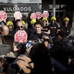 El bombero Roberto Rivas, sancionado tras negarse a colaborar en el desahucio de la octogenaria Aurelia Rey en La Coruña, durante su comparecencia hoy ante los periodistas