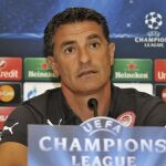 El entrenador del Olympiacos, José Miguel González, 'Míchel' durante una rueda de prensa celebrada en el estadio Karaiskaki en Atenas