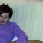 Imagen de Teresa Romero en el sofá de su casa de Alcorcón, junto a su perro Excálibur