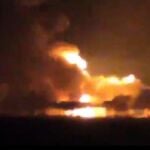 Al menos ocho barcos intentan apagar el fuego