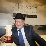 Fernando Delgado posa con su galardón.