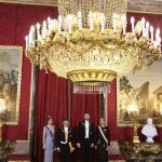 Los Reyes Felipe VI y Letizia posan con el presidente de Colombia, Juan Manuel Santos (2i), y su esposa, María Clemencia Rodríguez (d)