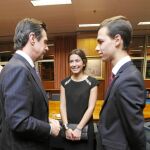 Los dos ganadores junto al ministro de Industria, José Manuel Soria
