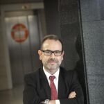 El jefe del Servicio de Angiología y Cirugía Vascular del Complejo Hospitalario de A Coruña (CHUAC), Santiago Caeiro Quinteiro, analiza en una entrevista con Efe, con motivo de la IV reunión de la especialidad a nivel nacional, los principales enfoques multidisciplinares que requieren las enfermedades vasculares y también el denominado «pie diabético» para prevenir las úlceras y frenar su amputación.