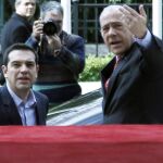 El primer ministro griego, Alexis Tsipras (izq), da la bienvenida l secretario general de la OCDE, José Ángel Gurría