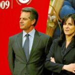 La consejera Silvia Clemente, en la reciente calificación de la añada 2009 de Ribera del Duero, con José Trillo