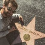 Dani Rovira junto a la estrella de Banderas en el Paseo de la Fama