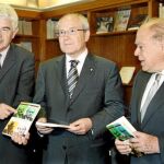 Los presidentes catalanes Pasqual Maragall, José Montilla y Jordi Pujol, ayer durante la presentación del libro «Els quatre presidents»