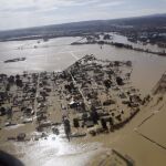 Vista tomada desde el helicóptero de la Unidad Militar de Emergencias, que ha sobrevolado las zonas afectadas por la crecida del río Ebro desde Novillas hasta Pina