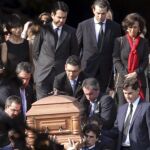 El féretro con los restos mortales de Emilio Botín sale de la iglesia de la finca familiar de Puente San Miguel,