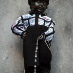 La famosa estatua Manneken Pis viste una creación del diseñador francés Jean Paul Gaultier en el centro de Bruselas.