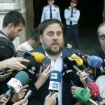 El presidente de ERC, Oriol Junqueras, al salir de la reunión que ha mantenido con el presidente catalán, Artur Mas