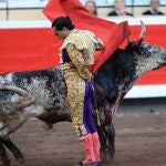 Manoletina de Iván Fandiño, ayer en Bilbao