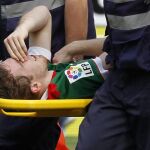 Iker Muniain abandonó el Sánchez Pizjuán el pasado sábado en camilla