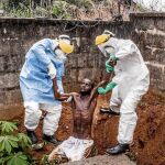 Fotografía que ha ganado el máximo galardón del fotoperiodismo mundial en la categoría de noticias generales (World Press Photo). En ella un enfermo de ébola intenta escapar del centro de aislamiento
