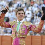 Juan Luis Rodríguez pasea la oreja que cortó ayer en Sevilla