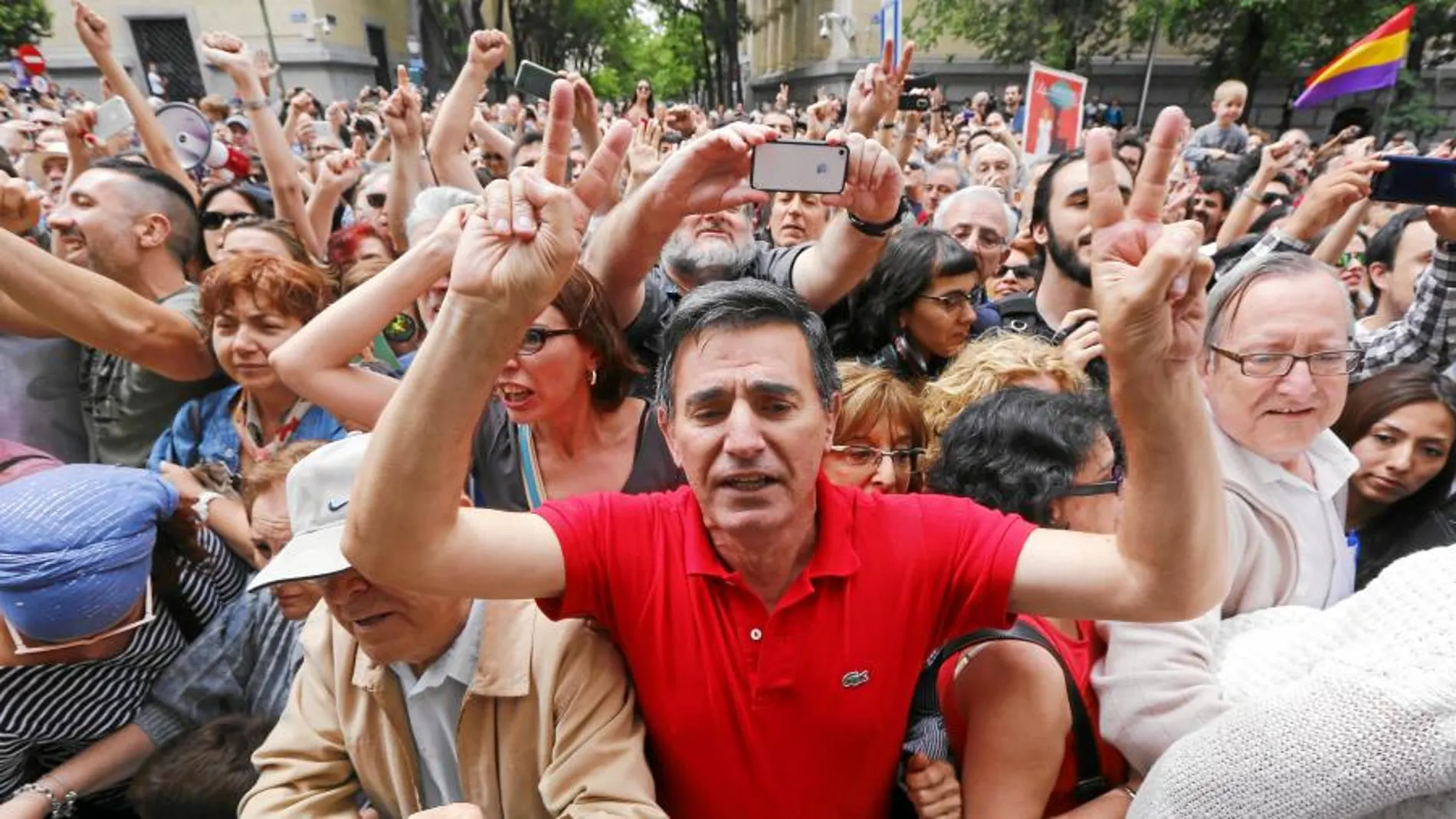 La nueva política: «¡Hijo de puta, fuera ladrones de las instituciones!»
