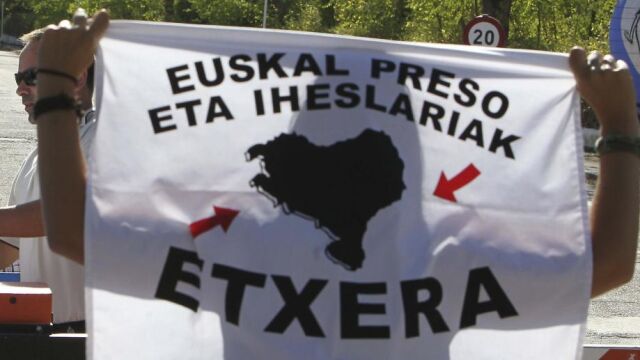 Pancarta a favor del acercamiento de los presos etarras al País Vasco.