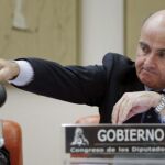 El ministro de Economía, Luis de Guindos, durante su comparecencia ante la comisión correspondiente del Congreso