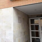 Portal de la vivienda, en la calle Peralbillo de Miguelturra, donde una mujer de 40 años fue agredida.