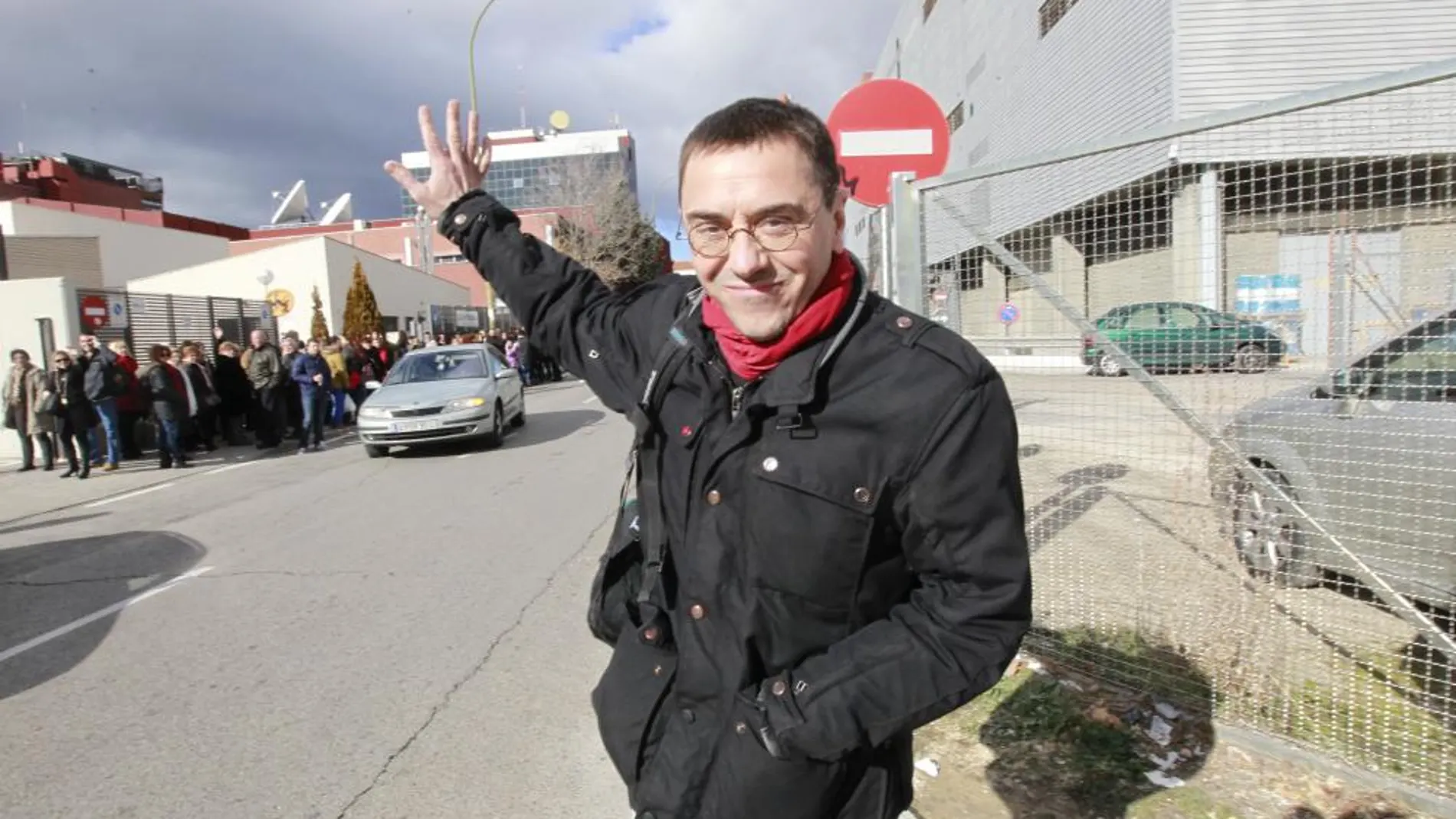 Juan Carlos Monedero sale, ayer, de los estudios de Cuatro