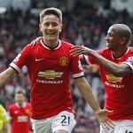 Ander Herrera celebra con Ashley Young su primer tanto del encuentro.