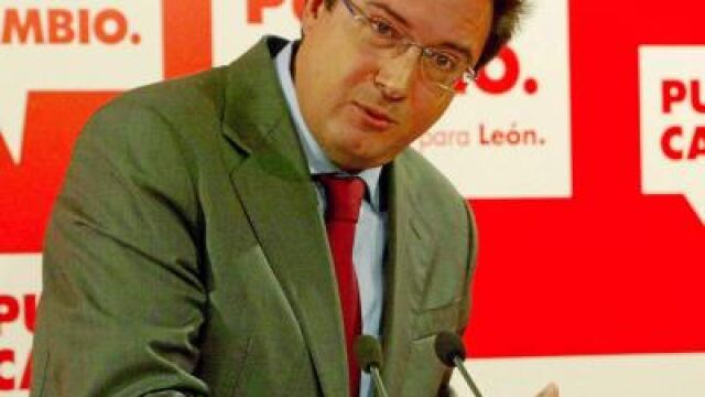 Óscar López contesta las preguntas d elos periodistas en la rueda de prensa posterior a la Ejecutiva Permanente del PSOE regional