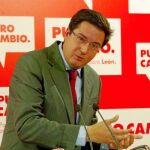 Óscar López contesta las preguntas d elos periodistas en la rueda de prensa posterior a la Ejecutiva Permanente del PSOE regional