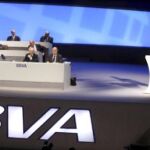 El consejero delegado del BBVA, Jose Ignacio Goirigolzarri (d), durante su intervención en la Junta General Ordinaria de Accionistas