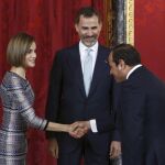 La Reina Letizia saluda en presencia del Rey Felipe al presidente de Egipto, Abdelfatah al Sisi