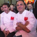 José Carlos García (izquierda) y Ángel León posan al inicio de la presentación de la Guía Michelín en un acto celebrado hoy en Marbella.