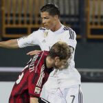 Cristiano Ronaldo lucha por un balón con Albertazzi.