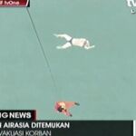 En esta imagen de TV One, un miembro del equipo de rescate baja a recuperar un cadaver