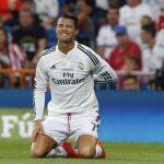 El delantero portugués del Real Madrid Cristiano Ronaldo durante el partido de ida de la Supercopa de España que su equipo disputa ante el Atlético de Madrid esta noche en el estadio Santiago Bernabéu.