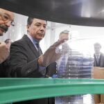 El presidente regional, Ignacio González (dcha.), inauguró la embotelladora , junto al presidente del Canal, Salvador Victoria; y Adrián Martín, director general del Canal de Isabel II Gestión (izda.)