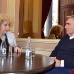 La eurodiputada francesa Bernardette Vergnaud y el empresario José Cutiño, esta mañana en Francia