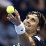 El tenista David Ferrer realiza un saque