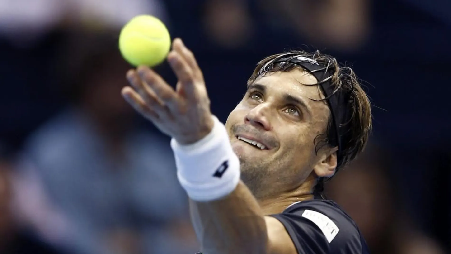 El tenista David Ferrer realiza un saque